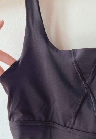 Qups-bratelle-proudbreast-zwart-detail